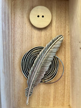 Charger l'image dans la galerie, Plume argentée.
